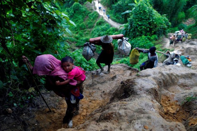 Mưa lớn, lũ quét dẫn đến lở đất tại các khu định cư trên đồi ở vùng Đông Nam Bangladesh. (Ảnh: Reuters)
