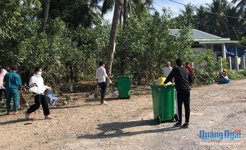 Thu gom rác thải xung quanh khu vực chốt kiểm tra y tế đèo Bình Đê