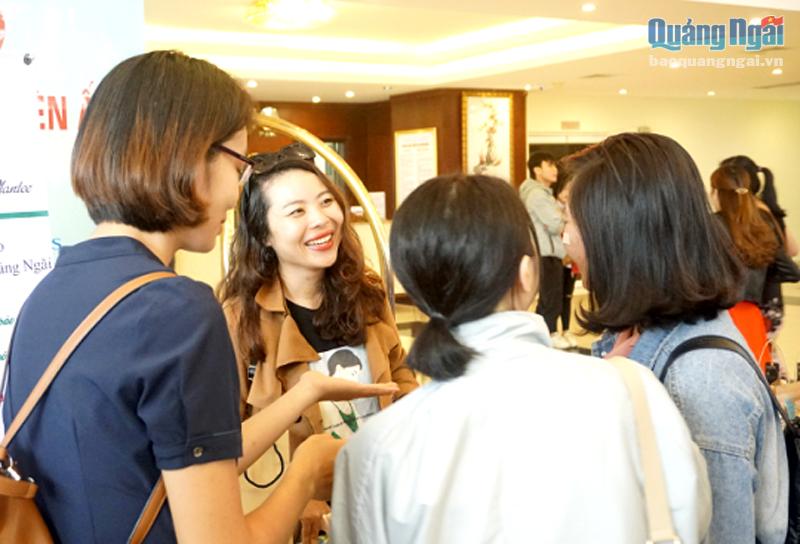 Nguyễn Thị Xuân Thảo (thứ 2 từ trái sang) giới thiệu sản phẩm với khách hàng. 