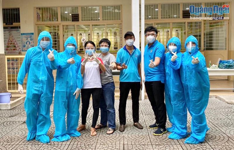 Các sinh viên Quảng Ngãi tham gia làm tình nguyện viên phòng, chống dịch tại TP.Hồ Chí Minh.                                     Ảnh: PV
