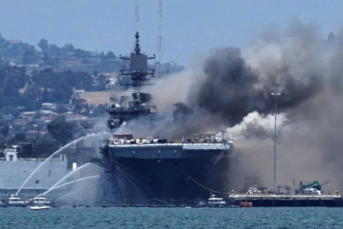 Tàu USS Bonhomme Richard phải ngừng hoạt động sau vụ hỏa hoạn nghiêm trọng. Ảnh: Reuters