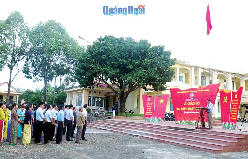  Cán bộ, công chức huyện Bình Sơn tham dự Lễ chào cờ và sinh hoạt chuyên đề 