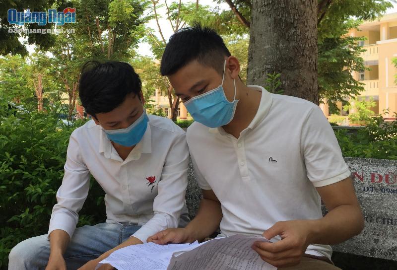 Thí sinh dự thi tại điểm thi Trường THPT Chuyên Lê Khiết.