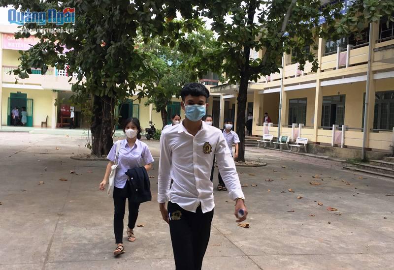 Thí sinh dự thi tại điểm thi Trường THPT Huỳnh Thúc Kháng.