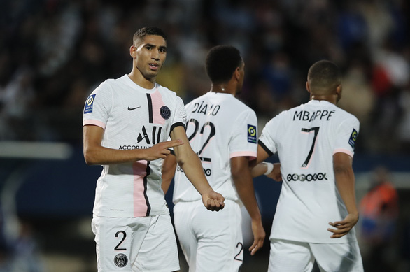Hakimi (2) ăn mừng bàn thắng vào lưới Troyes - Ảnh: REUTERS