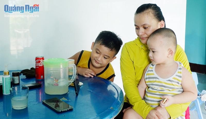 Chị Nguyễn Thị Thu Hà vui chơi cùng các con trong ngôi nhà mới được xây từ sự hỗ trợ của LĐLĐ các cấp. 