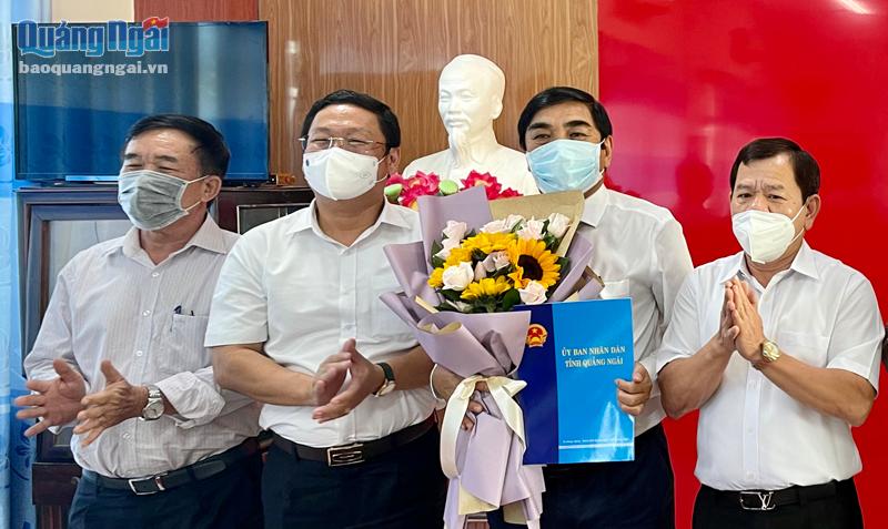 Chủ tịch UBND tỉnh Đặng Văn Mình (ngoài cùng bên phải) cùng Ban Giám đốc Sở Xây dựng chúc mừng Tân Phó Giám đốc Sở Xây dựng Nguyễn Đức On. 