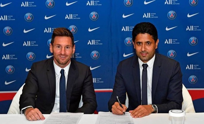Messi ký hợp đồng cùng với Chủ tịch Nasser Al-Khelaifi.