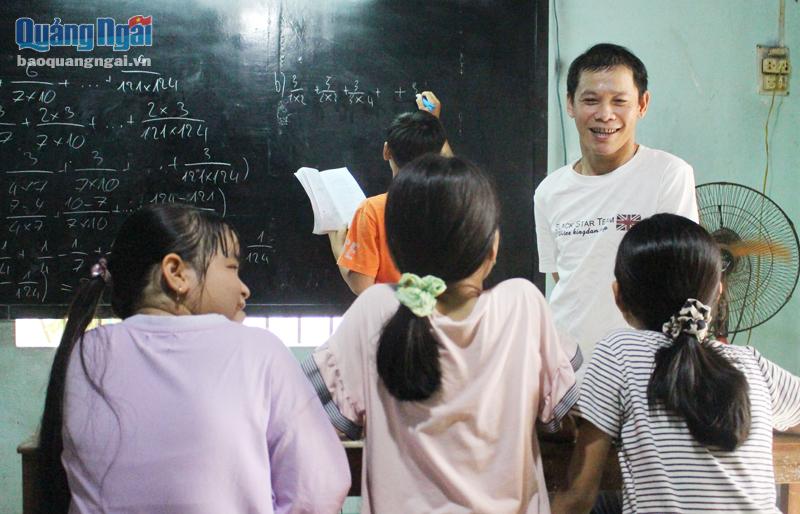 Lớp học của thầy giáo Hồ Văn Tỉnh, ở xã Bình Chánh (Bình Sơn) (ảnh chụp trước ngày 27/4/2021). 
