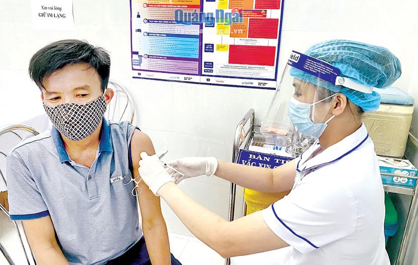 Tiêm vắc xin phòng Covid-19 cho người lao động của Công ty CP Lọc hóa dầu Bình Sơn.