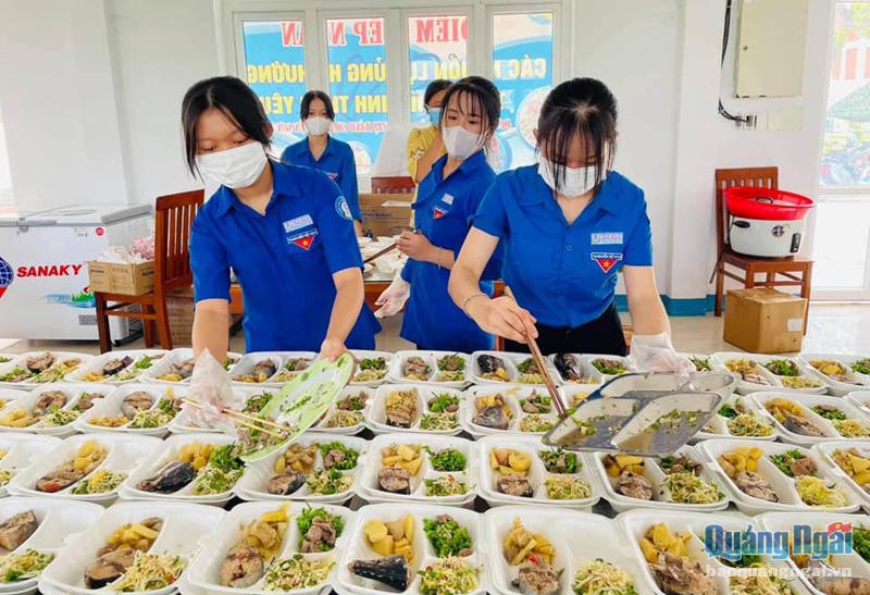 Đoàn viên, thanh niên huyện Sơn Tịnh tham gia hỗ trợ công tác hậu cần tại khu cách ly Trường Tiểu học Tịnh Hà (Sơn Tịnh). 
