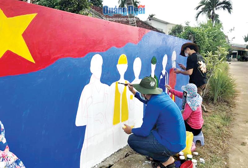 Đoàn viên thanh niên huyện Bình Sơn vẽ tranh cổ động phòng dịch Covid-19.