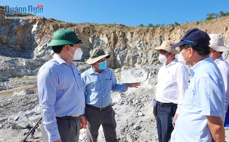 Phó Chủ tịch UBND tỉnh Trần Phước Hiền (ngoài cùng bên trái) cùng các sở, ngành kiểm tra thực tế mỏ đá Thọ Bắc