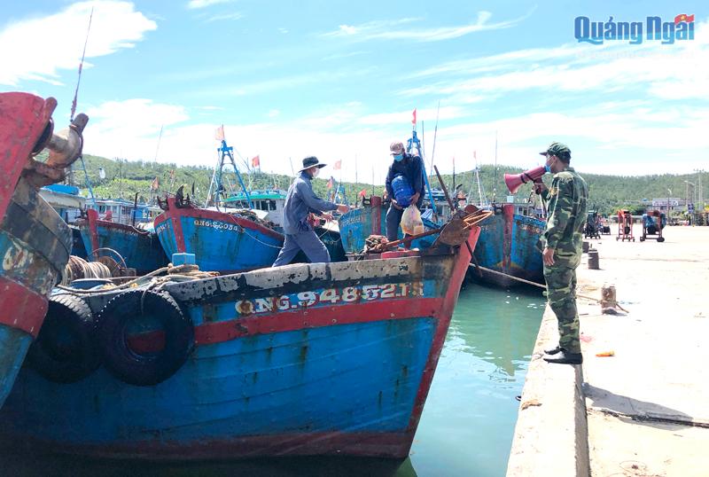 Lực lượng Bộ đội biên phòng tuyên truyền, vận động ngư dân đang cập cảng Sa Huỳnh (TX.Đức Phổ) đi cách ly tập trung, được ngân sách hỗ trợ 100% chi phí.