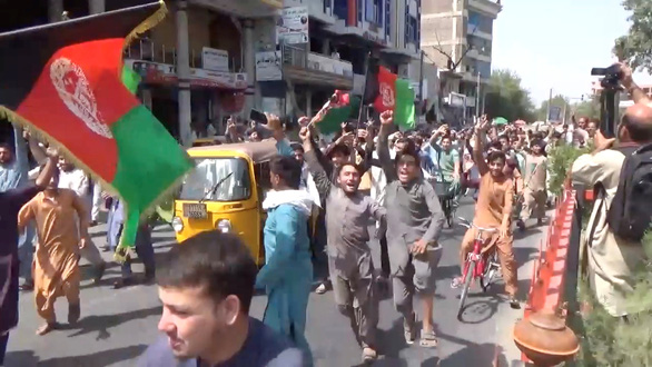 Người biểu tình ở thành phố Jalalabad của Afghanistan ngày 18-8 - Ảnh: Reuters