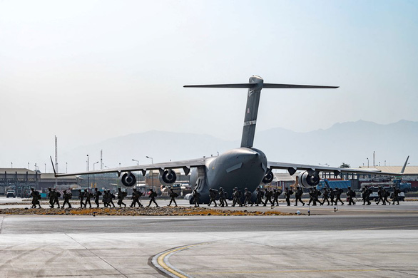 Binh sĩ Mỹ đến sân bay Kabul để đảm bảo an ninh cho việc sơ tán, ngày 20-8 - Ảnh: REUTERS