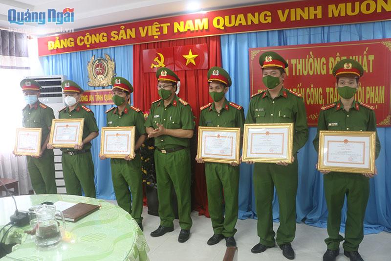 Đại tá Trần Văn Mạnh - Phó Giám đốc Công an tỉnh tặng giấy khen cho các cá nhân.