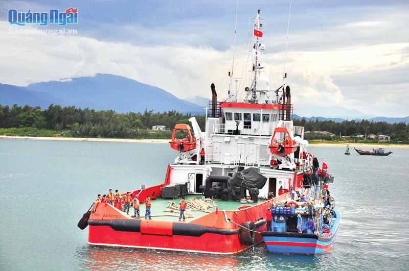 Tàu Cảnh sát biển 9002 lai dắt tàu của ngư dân miền Trung gặp nạn trên biển vào bờ an toàn.                  Ảnh: CSB 
