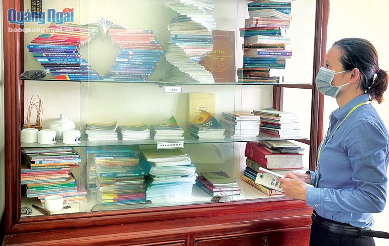 Mỗi năm, tủ sách pháp luật ở phường Nguyễn Nghiêm (TP.Quảng Ngãi) chỉ có vài lượt người dân đến mượn sách đọc.