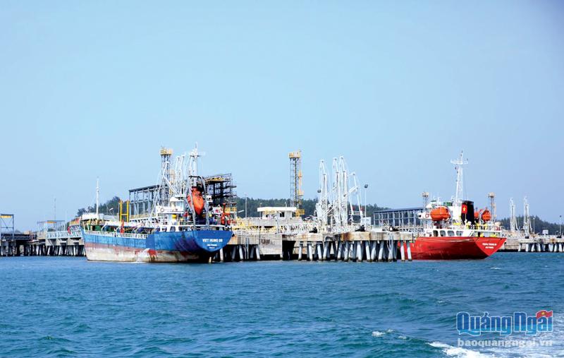 Cảng xuất sản phẩm Nhà máy Lọc dầu Dung Quất. 