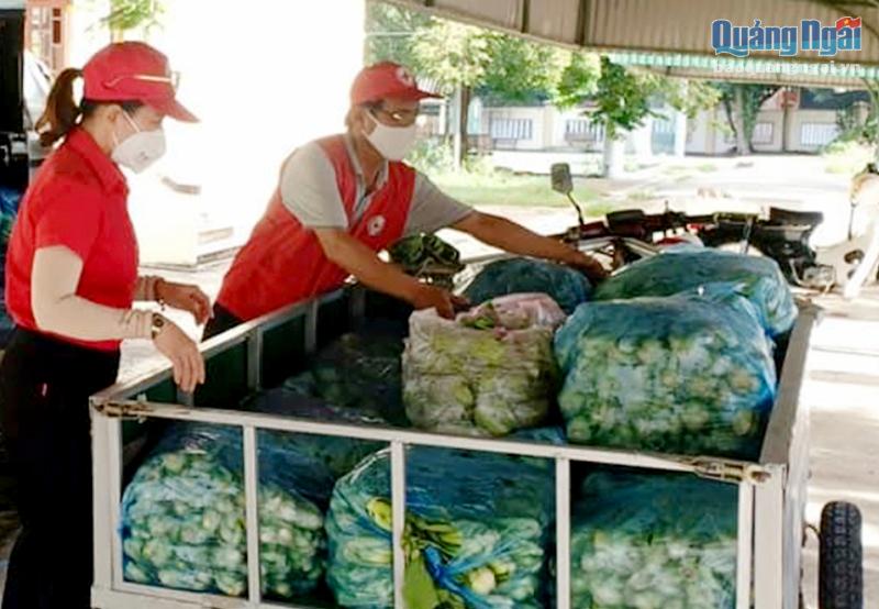 Từ những lời kêu gọi trên mạng xã hội, các tình nguyện viên của Hội Chữ thập đỏ TP.Quảng Ngãi đã quyên góp, hỗ trợ hàng chục tấn rau, củ, quả cho các khu cách ly trong tỉnh.