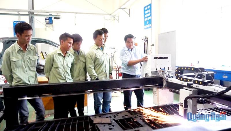 Máy cắt Plasma, Oxy CNC dạng trung bình được đưa vào giảng dạy cho sinh viên Trường Cao đẳng Kỹ nghệ Dung Quất.
