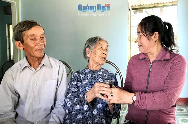 Mẹ VNAH Phan Thị Phu (giữa) vui vầy bên gia đình người con gái út.