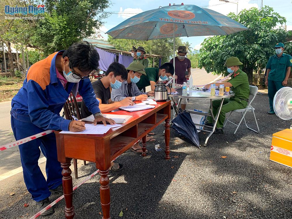 Huyện Ba Tơ tăng cường kiểm soát người và phương tiện qua lại tại chốt kiểm tra y tế thôn Tân Long Hạ xã Ba Động