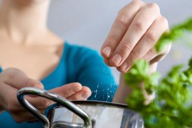 Nên sử dụng muối i-ốt thay cho muối thường khi chế biến thức ăn để phòng ngừa thiếu iốt.