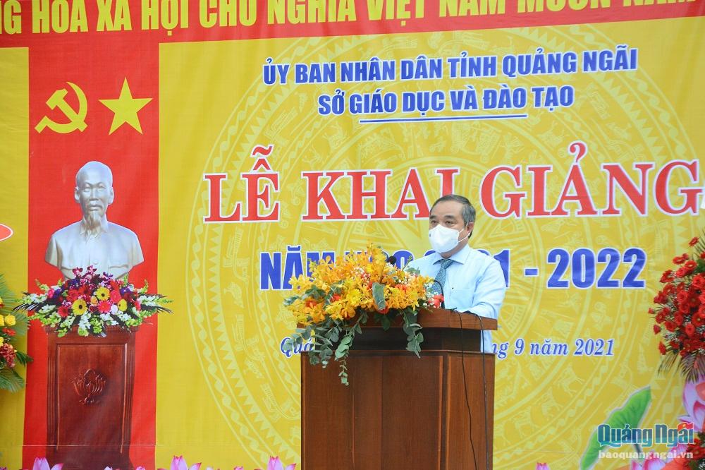 Phó Chủ tịch Thường trực UBND tỉnh Trần Hoàng Tuấn phát biểu tại Lễ khai giảng 2021-2022