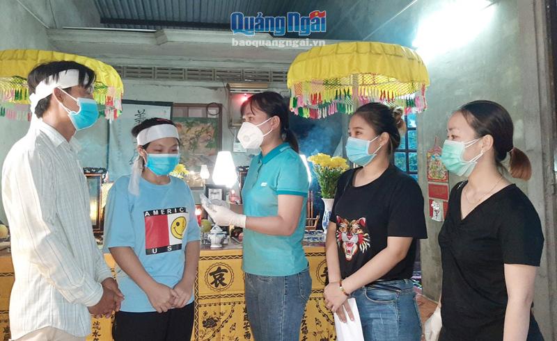 Nguyễn Thị Lệ Diễm cùng các thành viên các nhóm thiện nguyện trao tiền hỗ trợ cho người thân chị Mỵ 