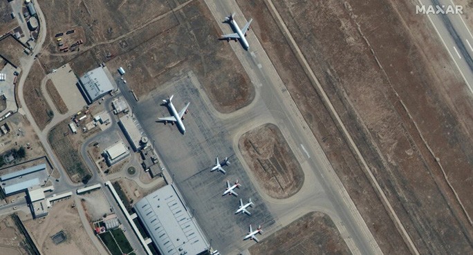 Sáu chiếc máy bay thương mại đậu gần cổng chính sân bay TP Mazar-e-Sharif ngày 3-9. Ảnh: Reuters