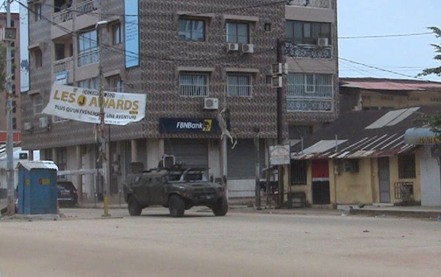 Xe quân sự ở khu vực Kaloum, Thủ đô Conakry trong cuộc binh biến tại Guinea ngày 5/9. (Ảnh: Reuters)
