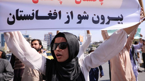 Nhiều cuộc biểu tình nổ ra ở các thành phố nhỏ của Afghanistan, nơi phụ nữ yêu cầu được tham gia chính quyền mới - Ảnh: GETTY IMAGES