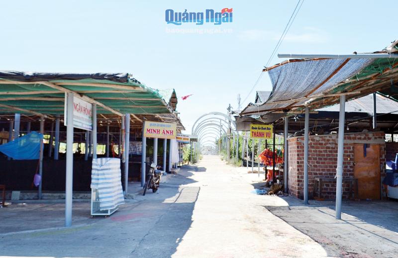 Nhiều hàng quán ở đảo Bé (Lý Sơn) đã dừng hoạt động, khiến người kinh doanh gặp khó khăn. 