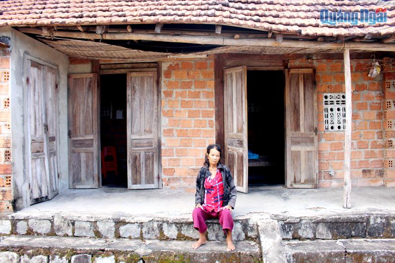 Bà Nguyễn Thị Làm, ở xã Phổ Nhơn (TX.Đức Phổ) trước căn nhà cũ kỹ, đơn sơ. 