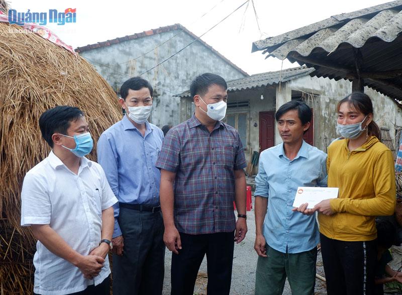 Phó Bí thư Thường trực Tỉnh ủy, Trưởng đoàn ĐBQH tỉnh Đặng Ngọc Huy thăm một gia đình nông dân ở xã Nghĩa Thuận (Tư Nghĩa).  Ảnh: TL