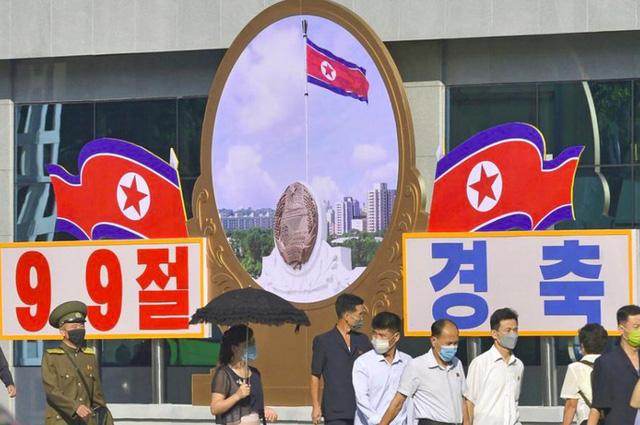 Tấm biển dựng lên dịp kỷ niệm 73 năm quốc khánh Triều Tiên ở Bình Nhưỡng ngày 8/9. (Ảnh: Kyodo)