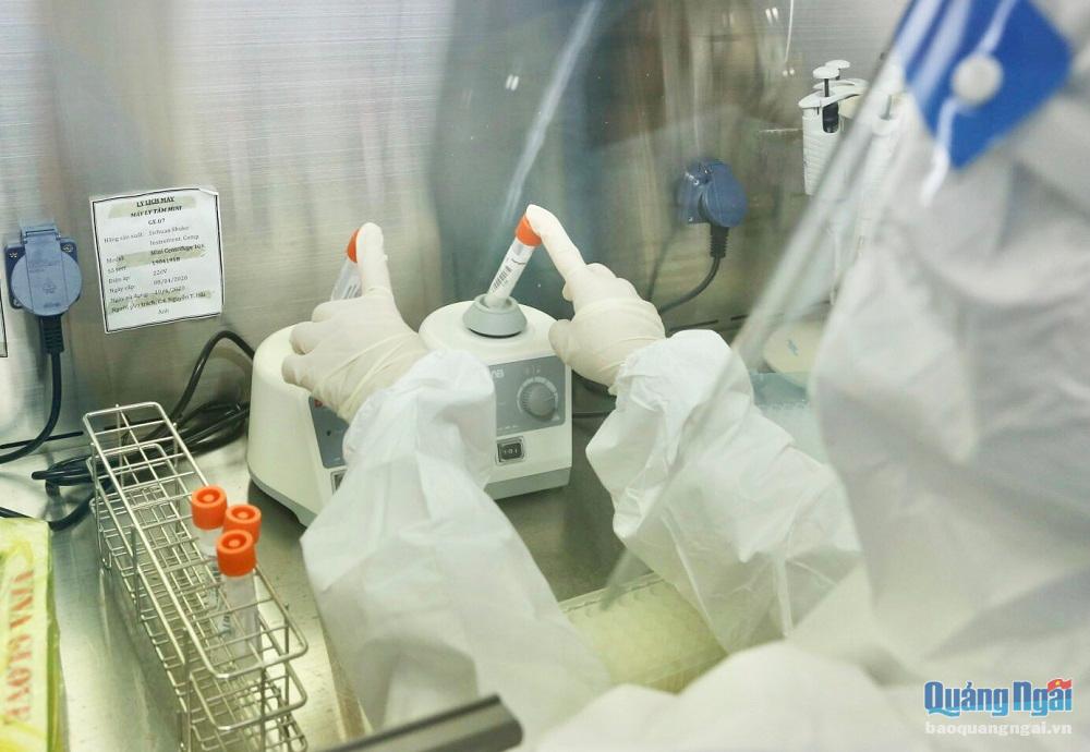 Xét nghiệm sàng lọc Covid-19 bằng phương pháp Realtime-PCR.