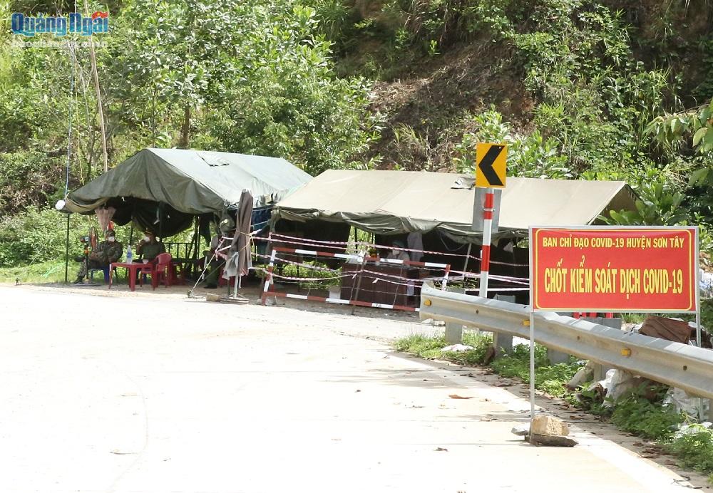 Huyện Sơn Tây đang kiểm soát chặt người tham gia giao thông trên tuyến đường Trường Sơn Đông