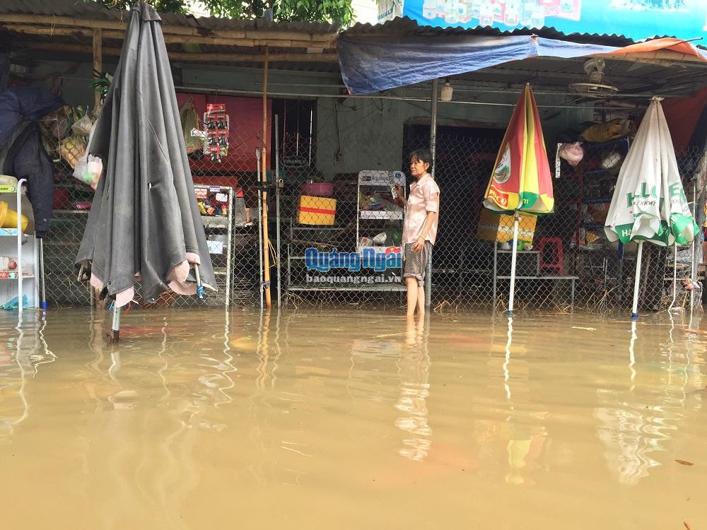 Người dân ở khu vực chợ Phiên (xã Hành Dũng) thức suốt đêm qua để canh nước lũ.