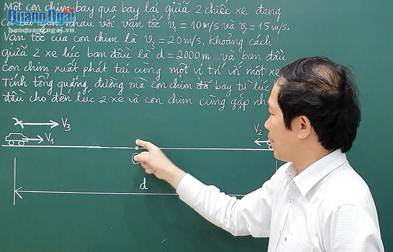 Giáo viên Trường THPT Chuyên Lê Khiết tổ chức dạy học trực tuyến.  Ảnh: PV