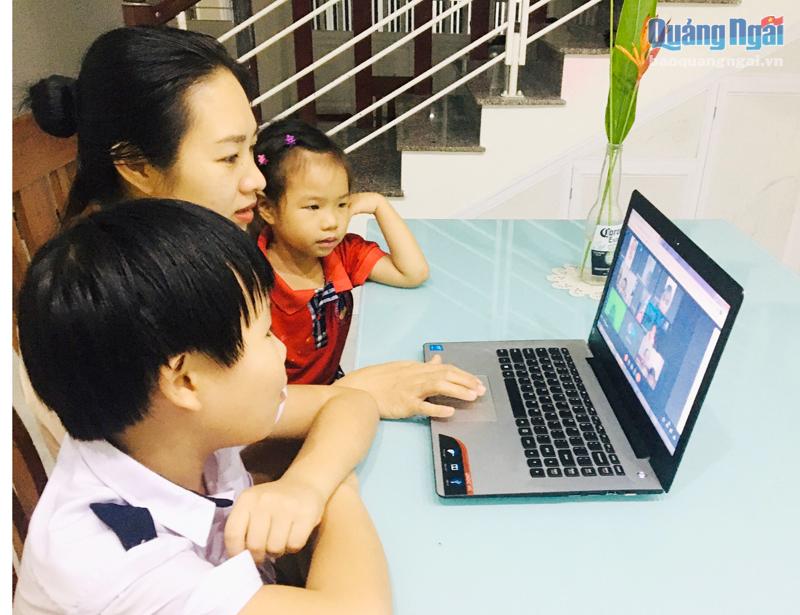 Phụ huynh và học sinh Trường Tiểu học Nguyễn Nghiêm (TP.Quảng Ngãi) tham gia buổi sinh hoạt lớp đầu năm học, để làm quen với hình thức dạy trực tuyến.  Ảnh: PV