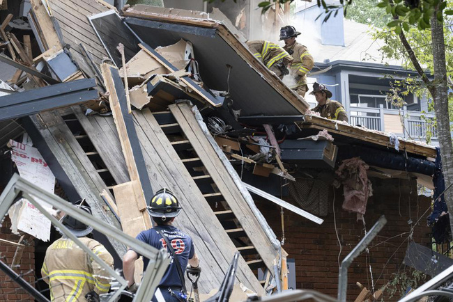 Các nhân viên cứu hộ khẩn cấp phản ứng sau vụ nổ chung cư ngày 12/9 ở Dunwoody, ngoại ô Atlanta.