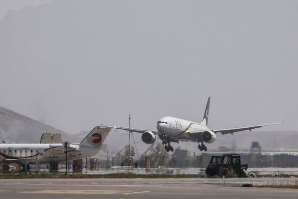 Máy bay của Hãng hàng không quốc tế Pakistan (PIA) chở khoảng 10 hành khách hạ cánh xuống sân bay tại thủ đô Kabul, Afghanistan ngày 13-9 - Ảnh: AFP