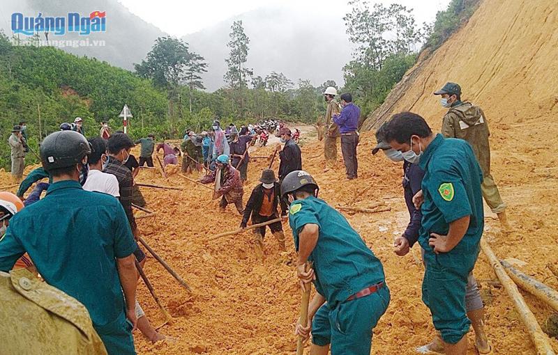 Chính quyền và nhân dân huyện Trà Bồng đang tập trung khắc phục sạt lở gây ách tắc giao thông trên địa bàn xã Trà Thủy.     Ảnh: P.Danh