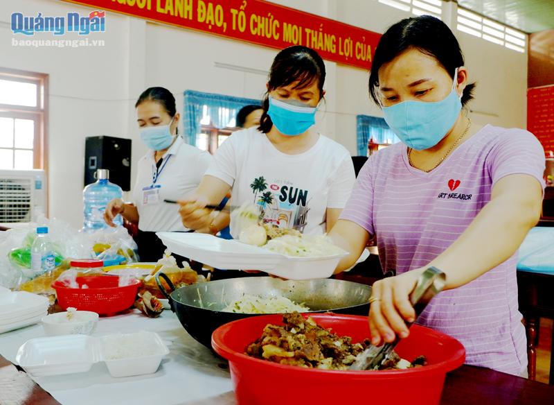 Đoàn viên Công đoàn phường Trương Quang Trọng (TP.Quảng Ngãi) nấu ăn gửi tặng các chốt kiểm soát phòng, chống dịch Covid-19. 