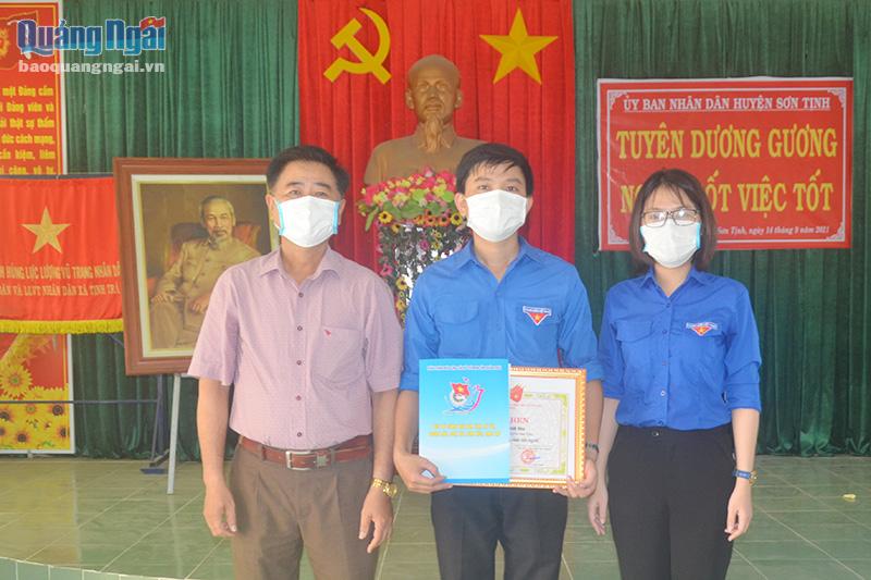 Tỉnh đoàn Quảng Ngãi trao Bằng khen cho Bí thư Đoàn xã Tịnh Trà Lê Khánh Hòa. 