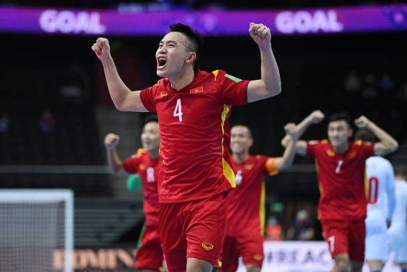 Châu Đoàn Phát ghi bàn thắng quyết định giúp tuyển futsal Việt Nam vượt qua vòng bảng Futsal World Cup 2021 - Ảnh: GETTY