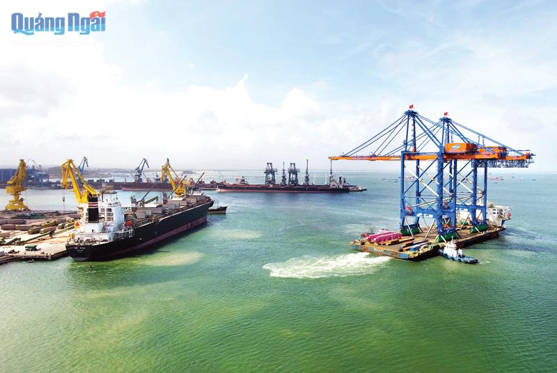Quảng Ngãi sẽ tiếp tục xây dựng và khai thác có hiệu quả cảng biển nước sâu Dung Quất.  Trong ảnh: Cảng chuyên dụng xuất sản phẩm của Doosan Vina.                    ẢNH: DS